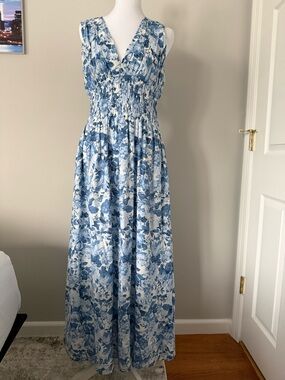 Abercrombie & Fitch Blue and White Floral Maxi Dress. Size L